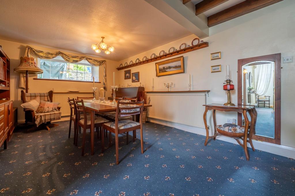 Entrance hall/dining area