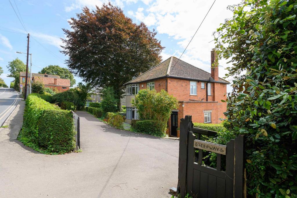 Detached house exterior, driveway
