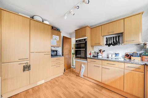 2 bedroom flat for sale, Gledhow Wood Close, Leeds LS8