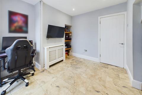 84 Birch Avenue, Gloucester, GL4 4NL