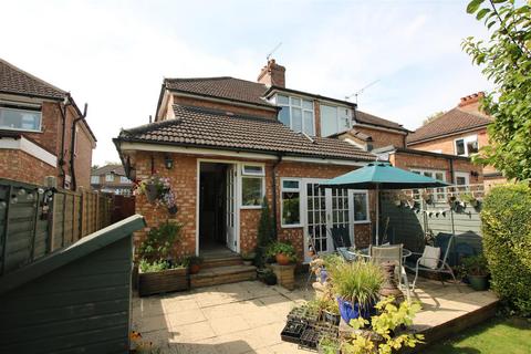 174 Cobham Road, Fetcham, Leatherhead, KT22 9JR