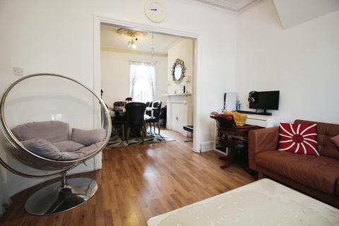 25 Ratcliff Road, London, E7 8DD