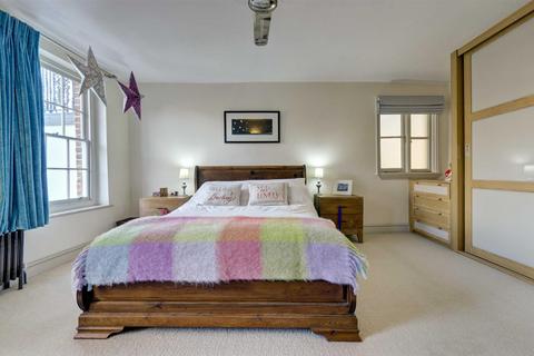 17 The Mount, London, NW3 6SZ