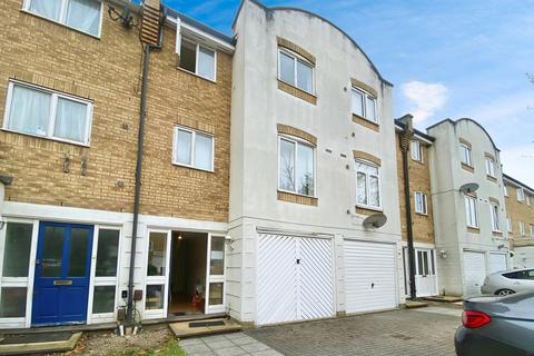 4 bedroom townhouse to rent, Grimsby Grove, London, E16 2RJ