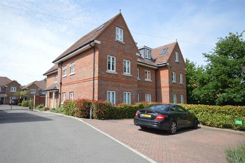 2 bedroom flat to rent, Hurley Place, Brighton Road, Banstead