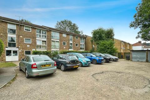 2 bedroom flat for sale, Heybourne Road, London N17