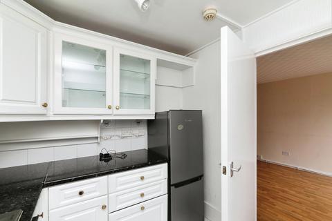 2 bedroom flat for sale, Heybourne Road, London N17