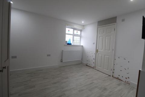 Studio to rent, Kempe Close, Langley.