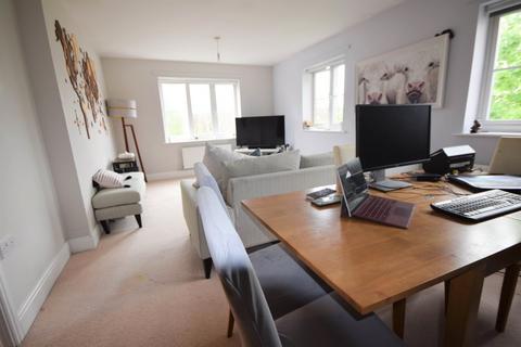 2 bedroom apartment for sale, Cowden Close, Farnham, Surrey, GU9