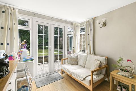 25 Seaman Close, Park Street, St Albans, AL2 2NX