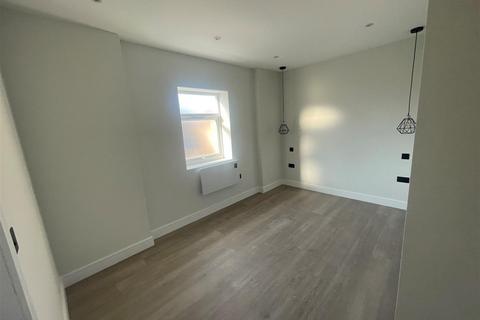 2 bedroom flat to rent, Westborough Road, Westcliff-On-Sea