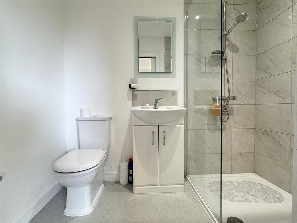 En suite shower room/wc