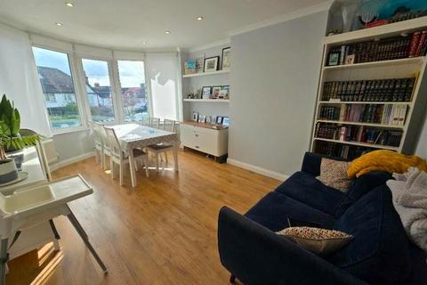 3 bedroom flat for sale, Highfield Avenue, NW11