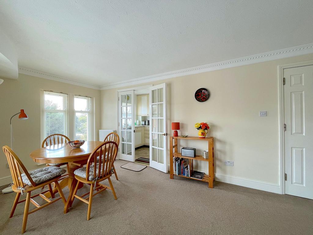 Living Room/Dining Room (4)
