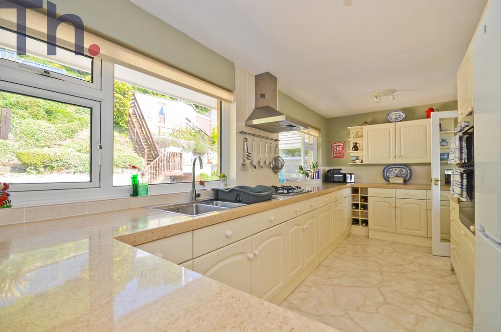 Kitchen (2).JPG