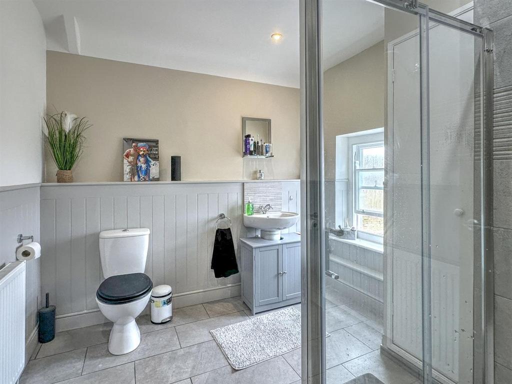 Ensuite shower room/wc