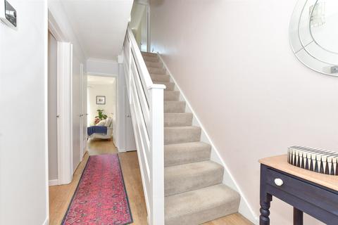 17 Roselands, Walmer, Deal, CT14 7QE