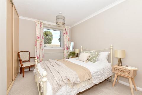 17 Roselands, Walmer, Deal, CT14 7QE