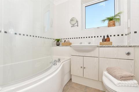 17 Roselands, Walmer, Deal, CT14 7QE