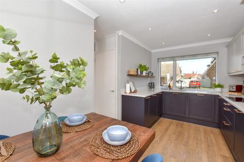 17 Roselands, Walmer, Deal, CT14 7QE