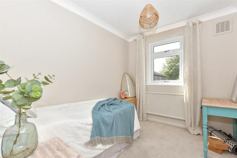 17 Roselands, Walmer, Deal, CT14 7QE