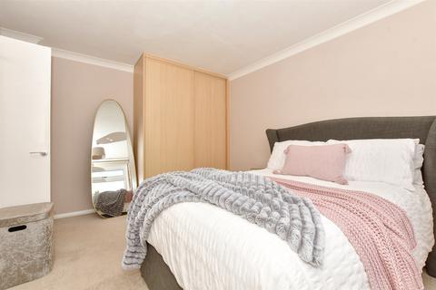 17 Roselands, Walmer, Deal, CT14 7QE