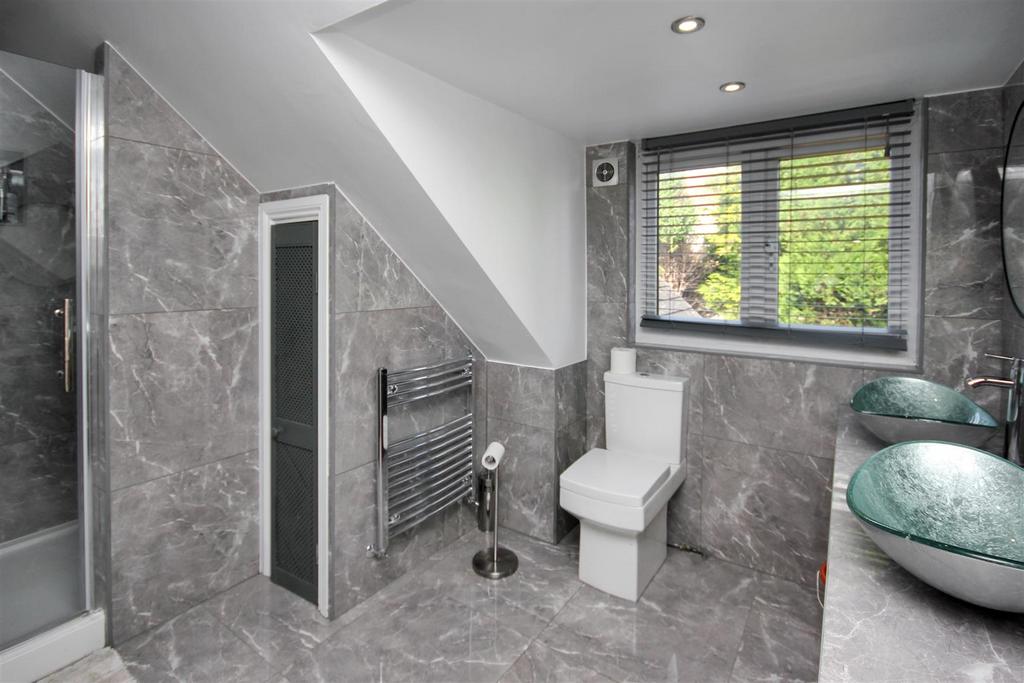 Upstairs ensuite.JPG