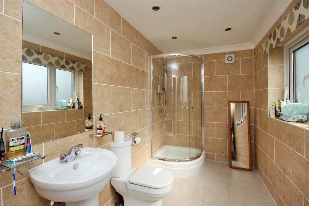 Downstairs ensuite.JPG