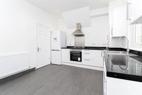 4 bedroom terraced house to rent, Finsbury Road, London N22