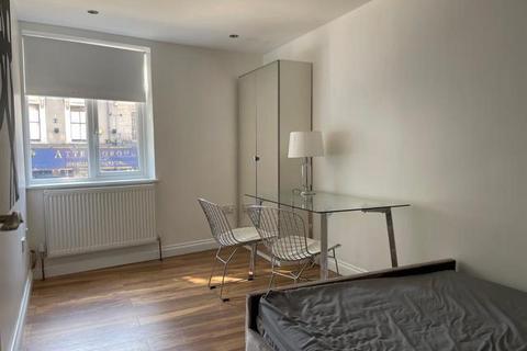 Studio to rent, Bethnal Green Road, London