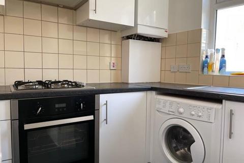 Studio to rent, Bethnal Green Road, London