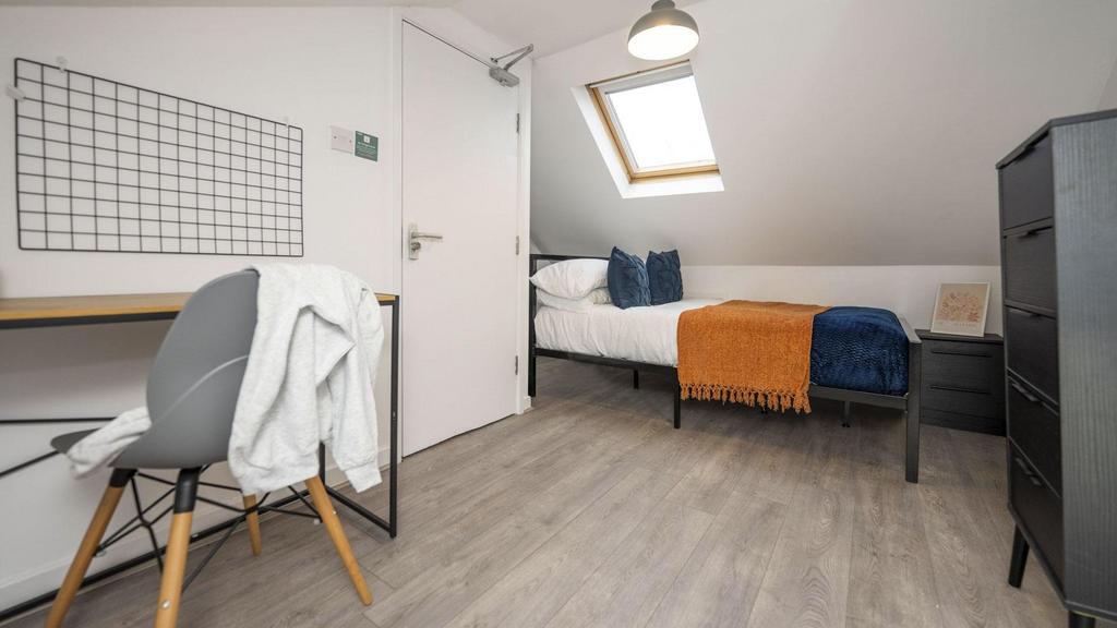 Connaught-road-l7-8rp-966475