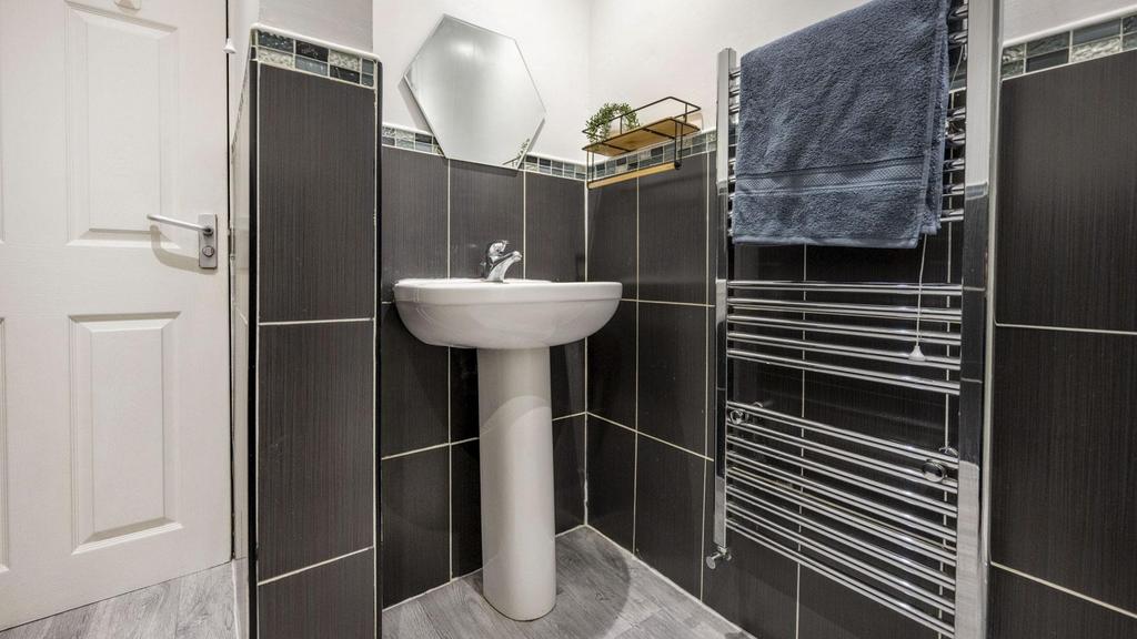 Connaught-road-l7-8rp-966479