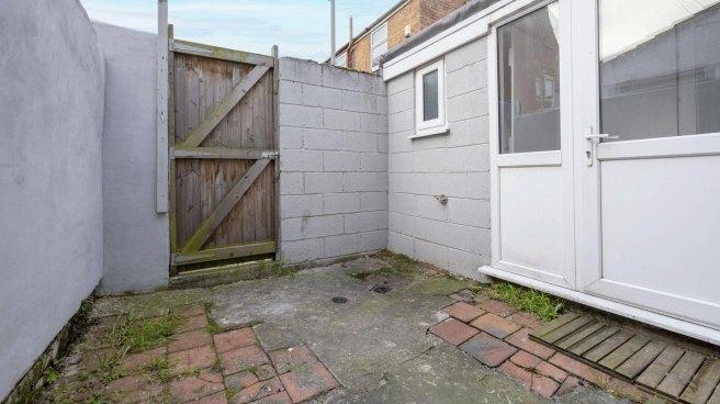 Connaught-road-l7-8rp-966480