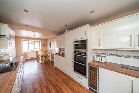 72 Kings Croft, Cannock, WS12 2GT