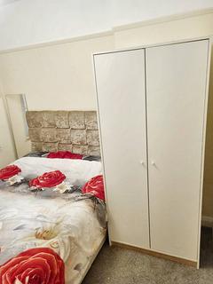 2 bedroom flat share to rent, Garratt Lane, London SW17