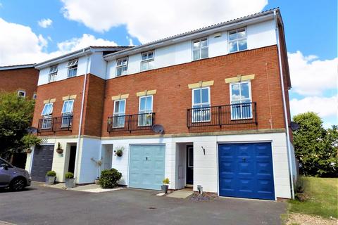 4 bedroom townhouse to rent, Cody Close, Aldershot GU12