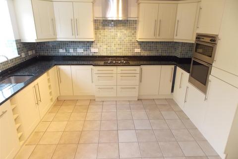 4 bedroom townhouse to rent, Cody Close, Aldershot GU12