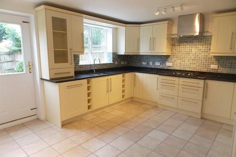 4 bedroom townhouse to rent, Cody Close, Aldershot GU12