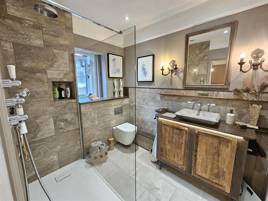 Bedroom 2 En Suite.jpg