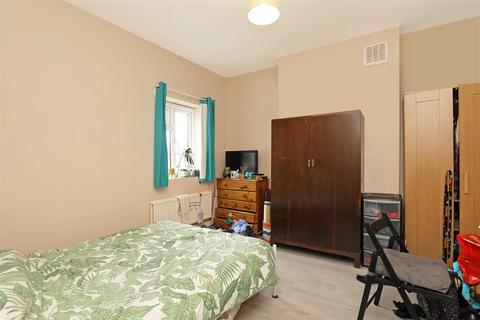 2 bedroom flat to rent, Wilton Road, Colliers Wood, SW19