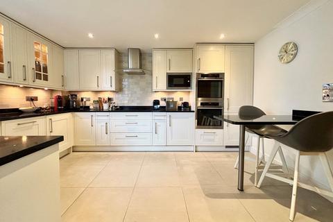 Flat 5, 4 Creswell Drive, Beckenham, BR3 3FW