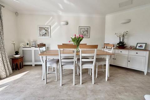 Flat 5, 4 Creswell Drive, Beckenham, BR3 3FW