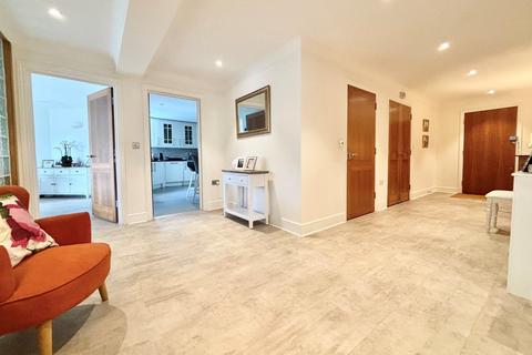 Flat 5, 4 Creswell Drive, Beckenham, BR3 3FW