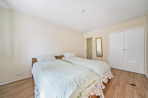 8 Lake Avenue, Bromley, BR1 4EN