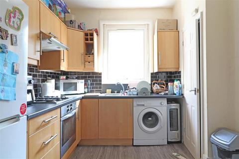 2 bedroom flat for sale, Holmesdale Road, Reigate