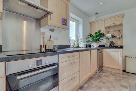 2 bedroom flat for sale, Cornmill View, Horsforth, Leeds, West Yorkshire, LS18