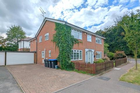 5 bedroom detached house to rent, Salisbury Road, Woking GU22