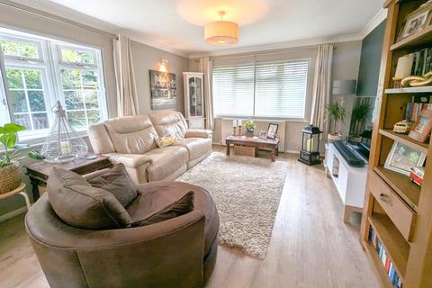 5 bedroom detached house to rent, Salisbury Road, Woking GU22