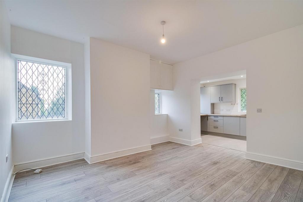 Sitting/dining room